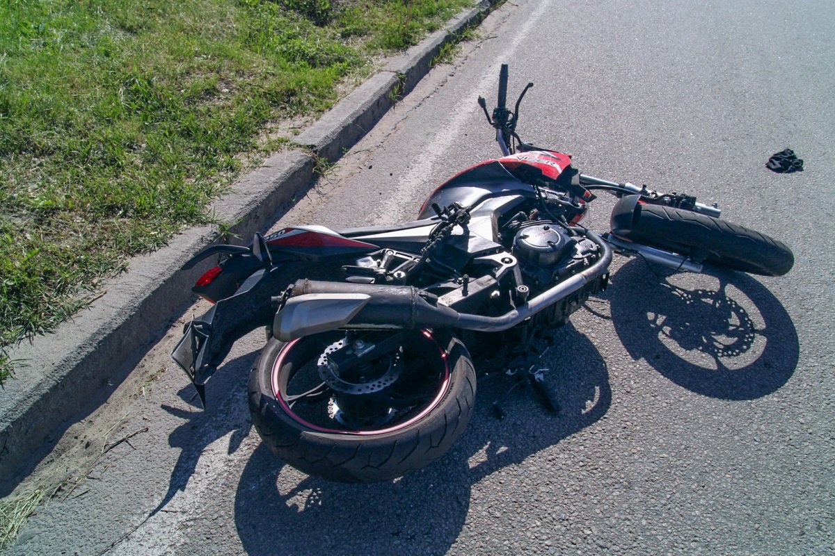 С места аварии мотоциклиста забрала скора помощь С места аварии мотоциклиста забрала скора помощь