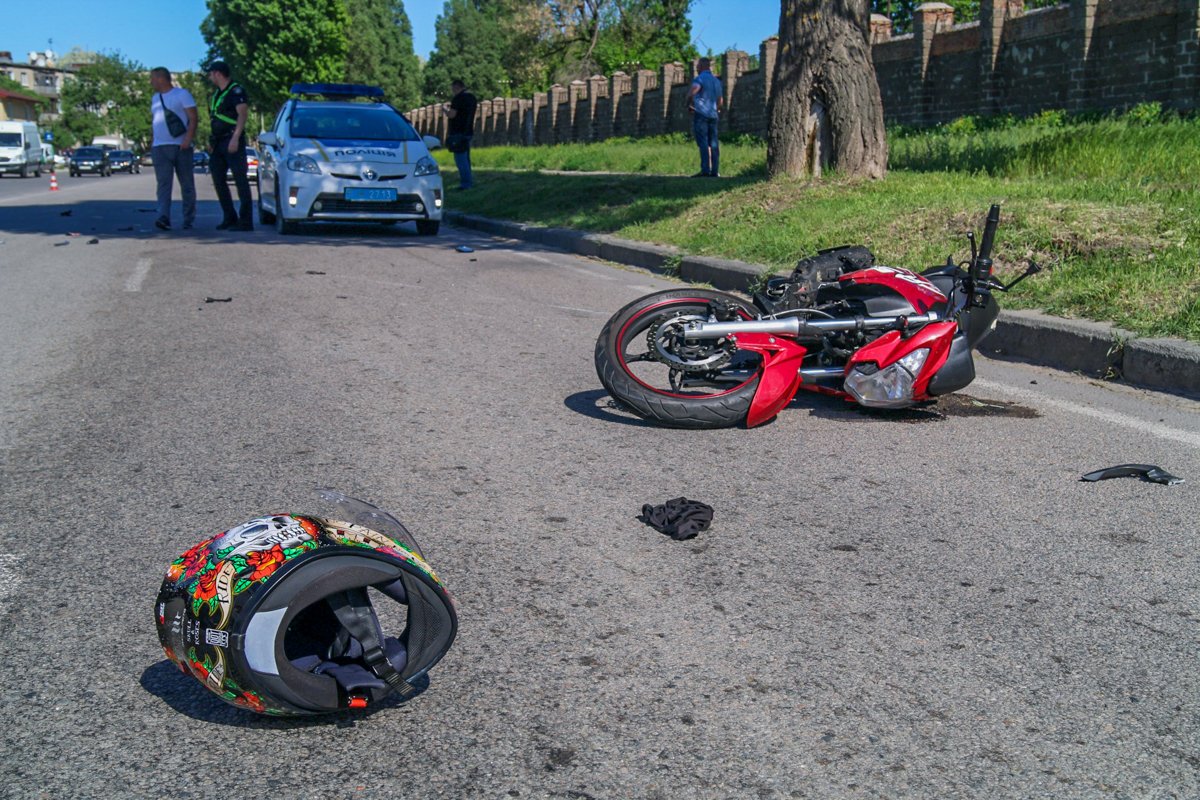 Из травм у мотоциклиста - перелом бедра и ушибы Из травм у мотоциклиста - перелом бедра и ушибы