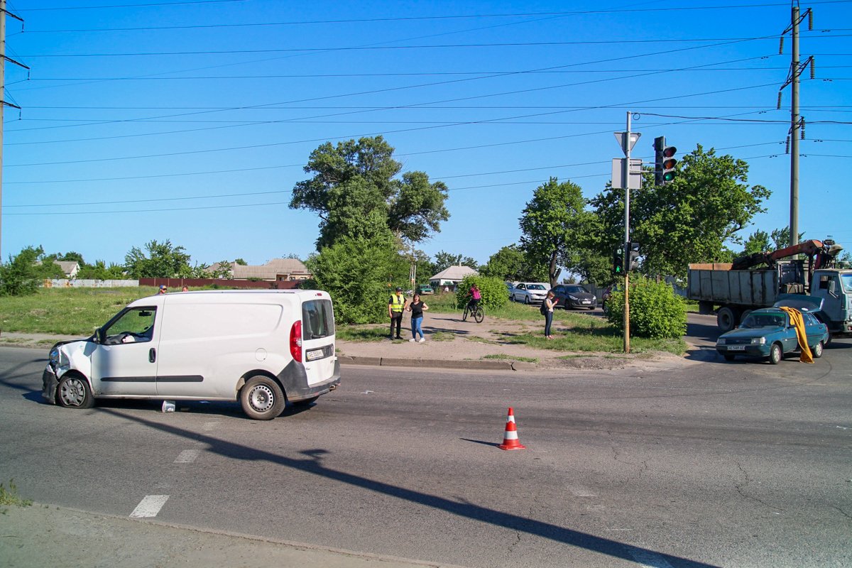 Авария произошла на перекрестке Донецкого шоссе с улицей Петрозаводской Авария произошла на перекрестке Донецкого шоссе с улицей Петрозаводской