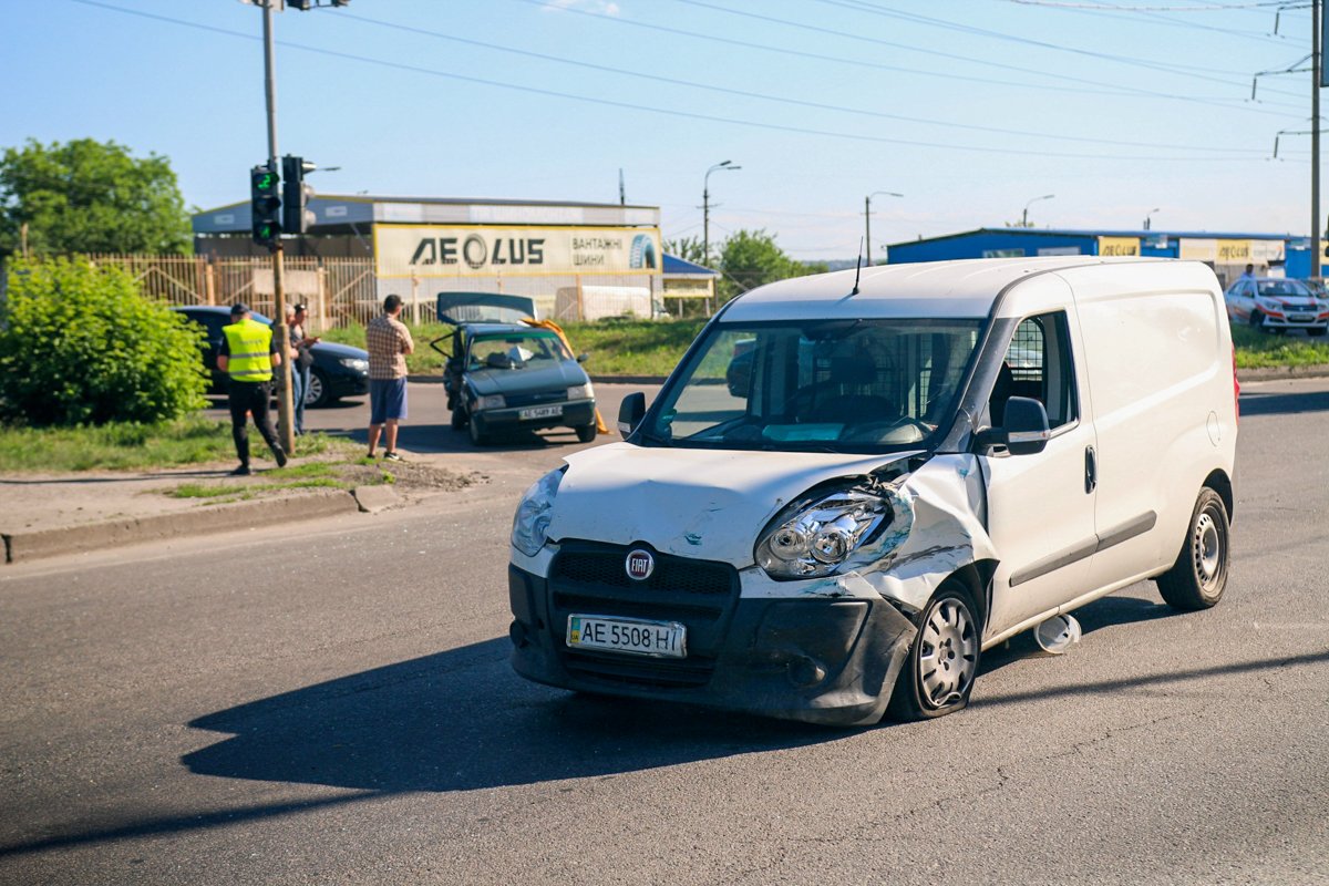 Fiat ехал по Донецкому шоссе в сторону выезда из города Fiat ехал по Донецкому шоссе в сторону выезда из города
