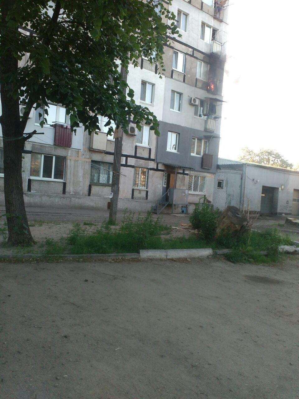 Пожар начался в доме на проспекте Богдана Хмельницкого Пожар начался в доме на проспекте Богдана Хмельницкого