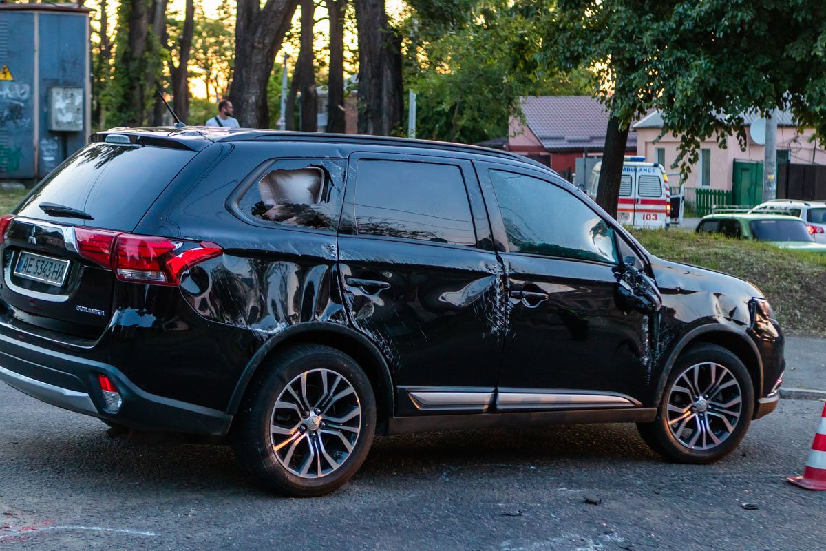 В результате аварии Mitsubishi перевернулся на правую сторону В результате аварии Mitsubishi перевернулся на правую сторону