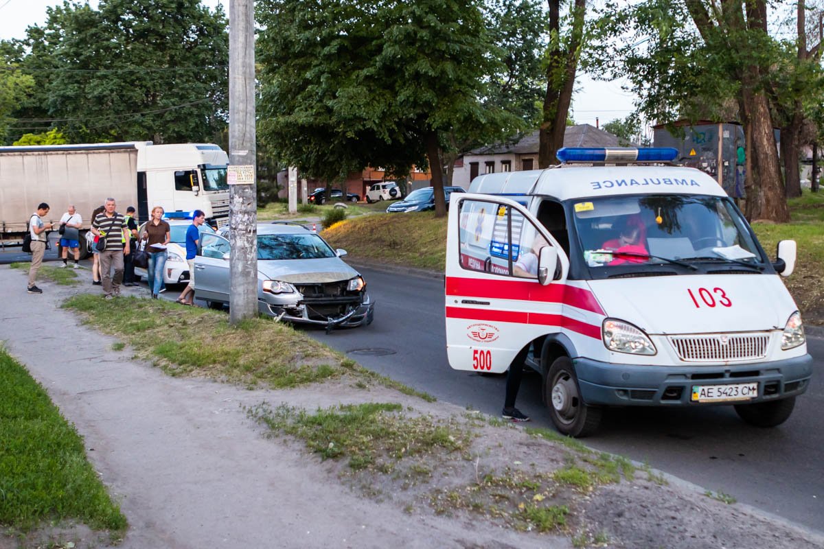 Также на место приехала скорая помощь, однако никого из участников ДТП не госпитализировали Также на место приехала скорая помощь, однако никого из участников ДТП не госпитализировали