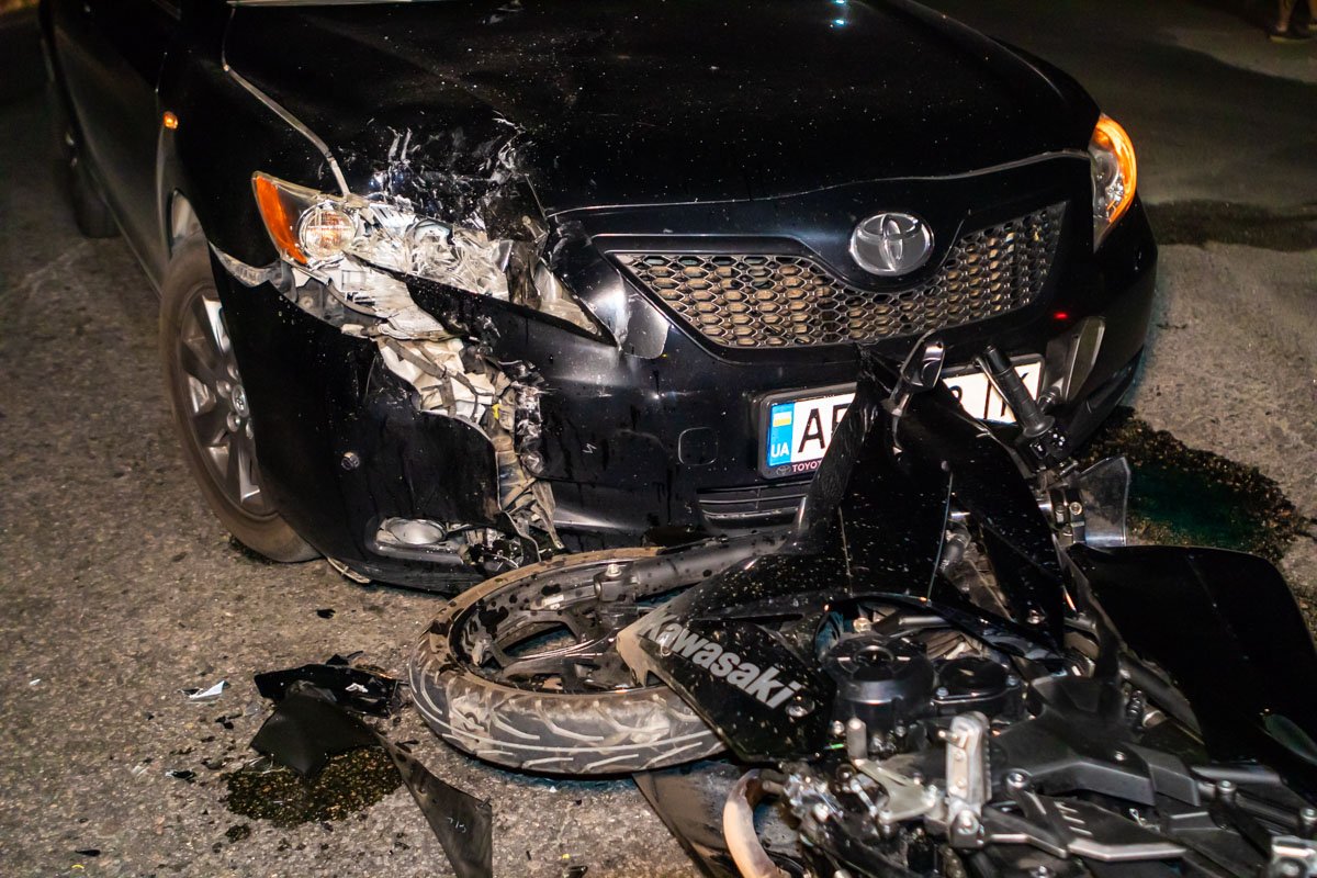 Столкнулись автомобиль Toyota и мотоцикл Kawasaki Столкнулись автомобиль Toyota и мотоцикл Kawasaki