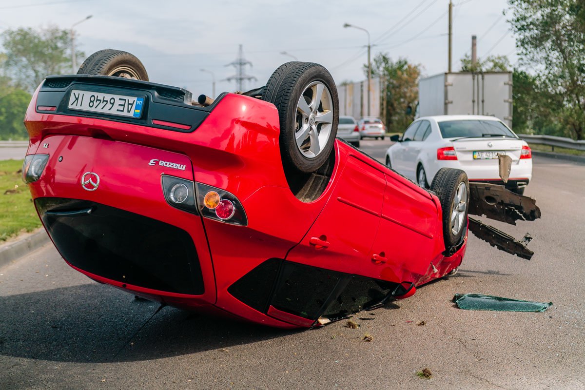 На Набережной Заводской автомобиль Mazda "перецепился" и приземлился на крышу