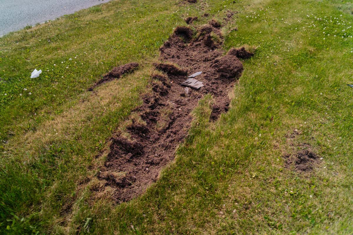 Водитель утверждает, что у его авто лопнуло колесо, из-за этого он не справился с управлением