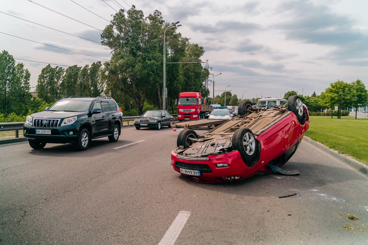 На место вызвали полицию, скорую и эвакуатор