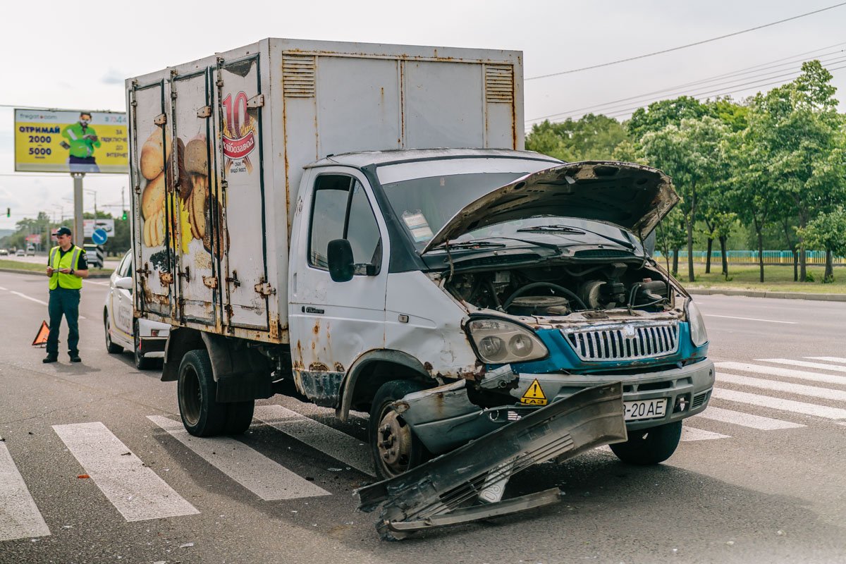 На набережной Заводской столкнулись легковушка Renault и ГАЗель Хлебзавода №10
