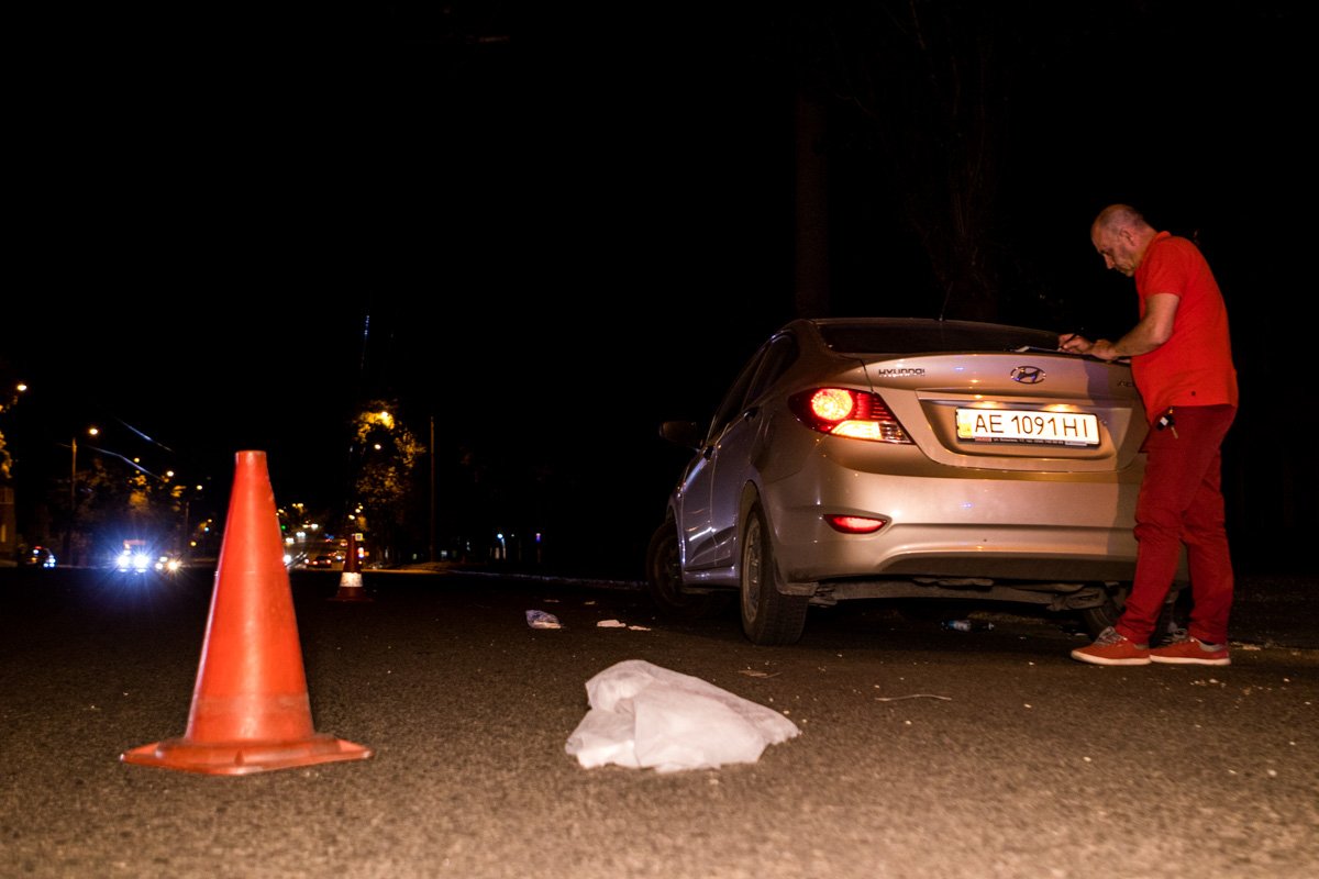 Женщина вышла из трамвая на остановке "Матросская" и переходила дорогу в неположенном месте