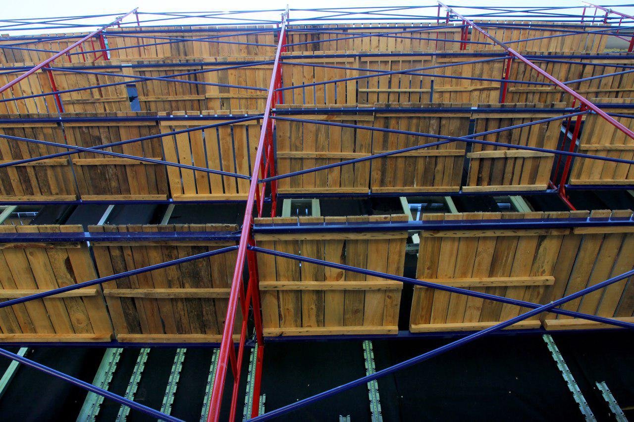 Одновременно ведутся внешние и внутренние работы Одновременно ведутся внешние и внутренние работы