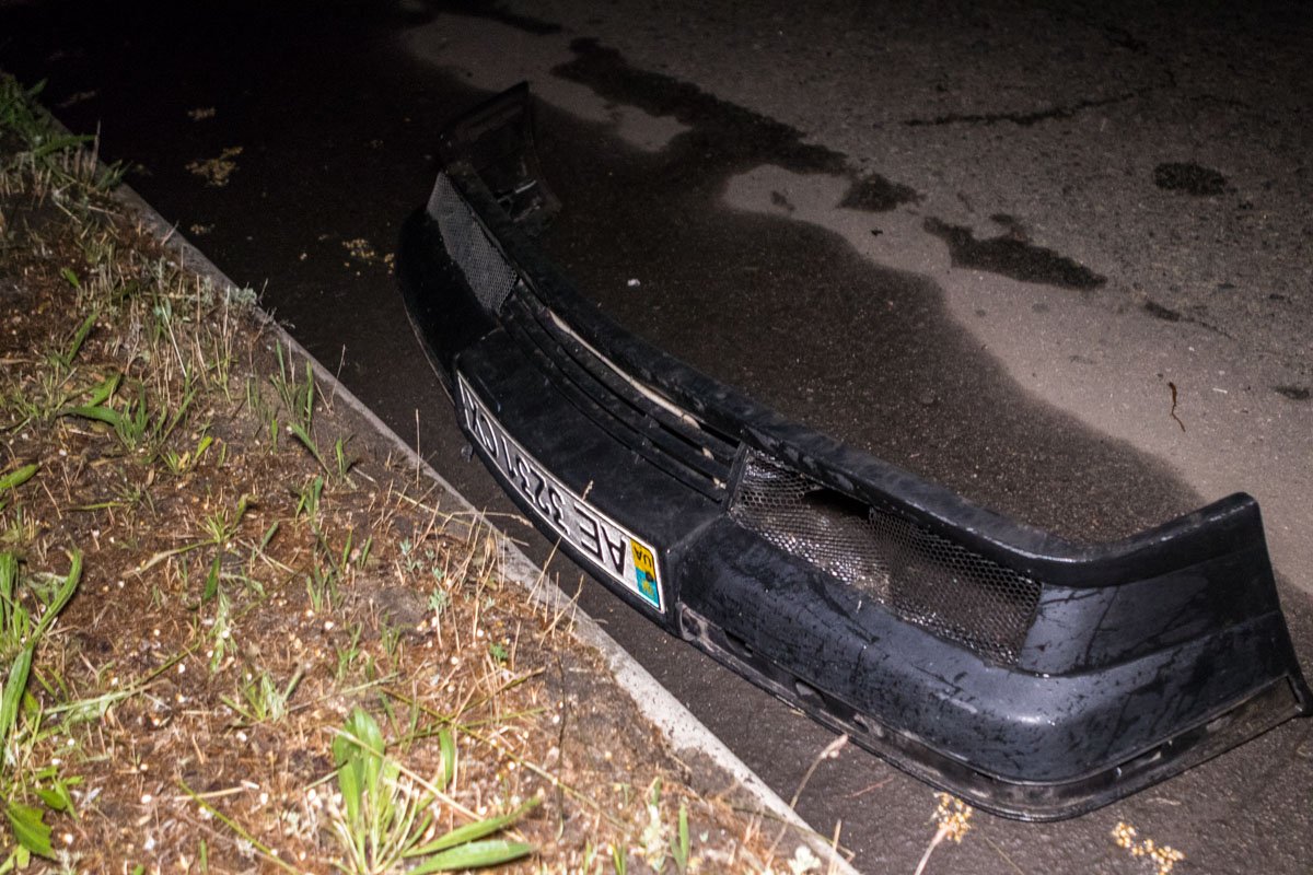 Запчасти от обоих автомобилей разбросаны по всей проезжей части