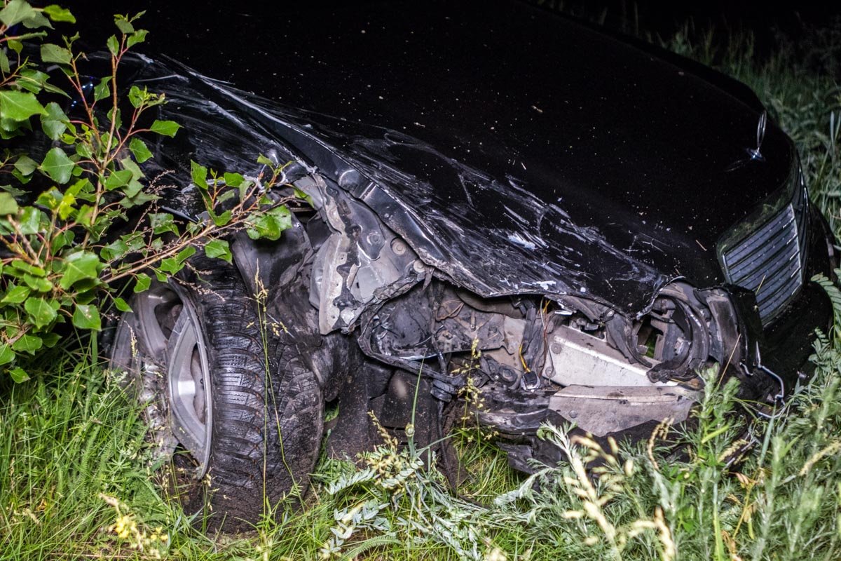 Драйвер на BMW решил перестроиться в третий ряд и не убедился, что его параллельно на большой скорости догоняет Mercedes