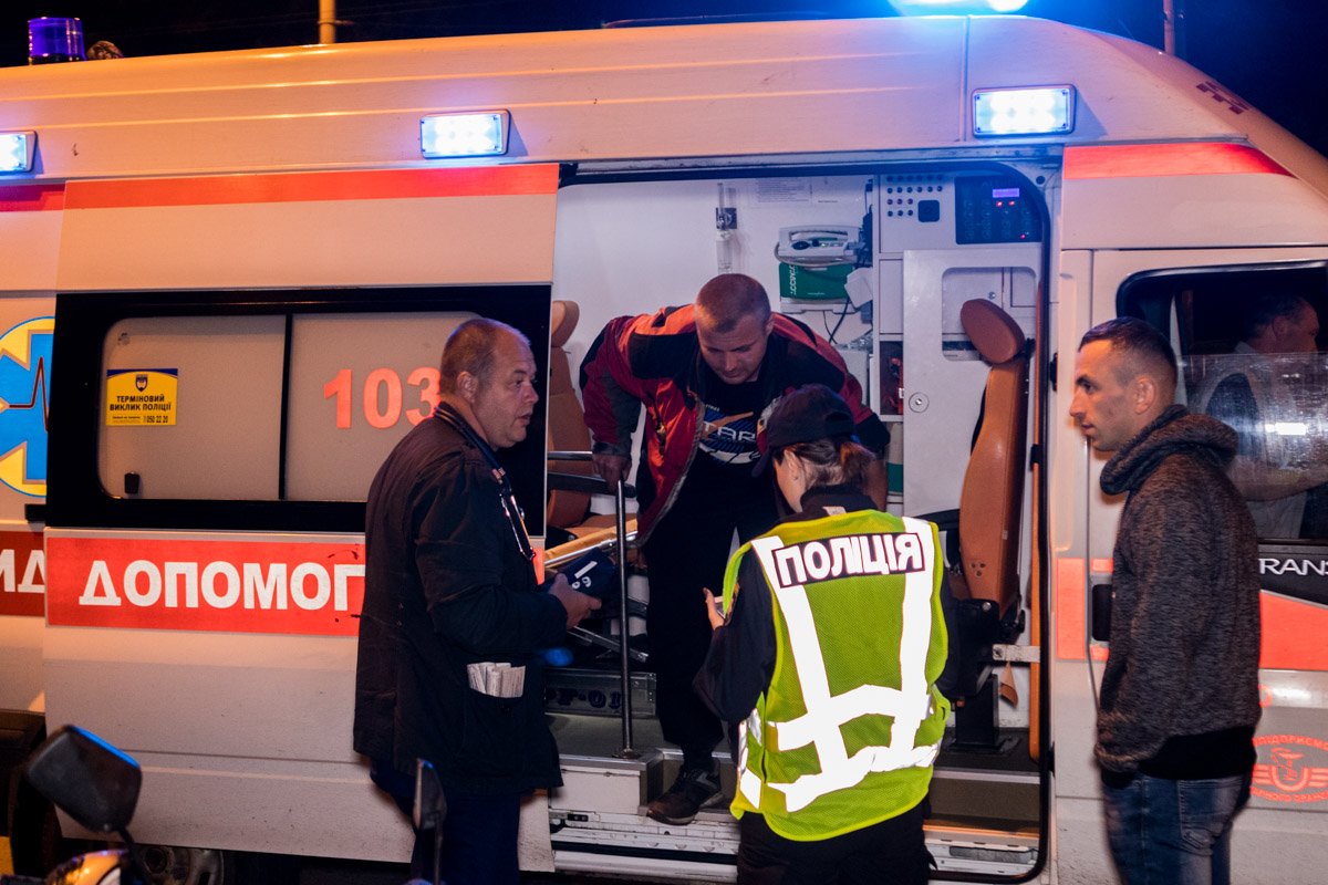 Врачи обработали раны водителю мопеда и он остался на месте аварии