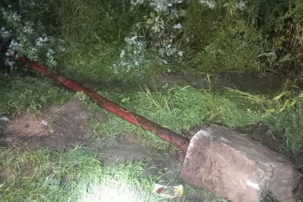 Вылетев с дороги, мужчина снес опору газовой трубы