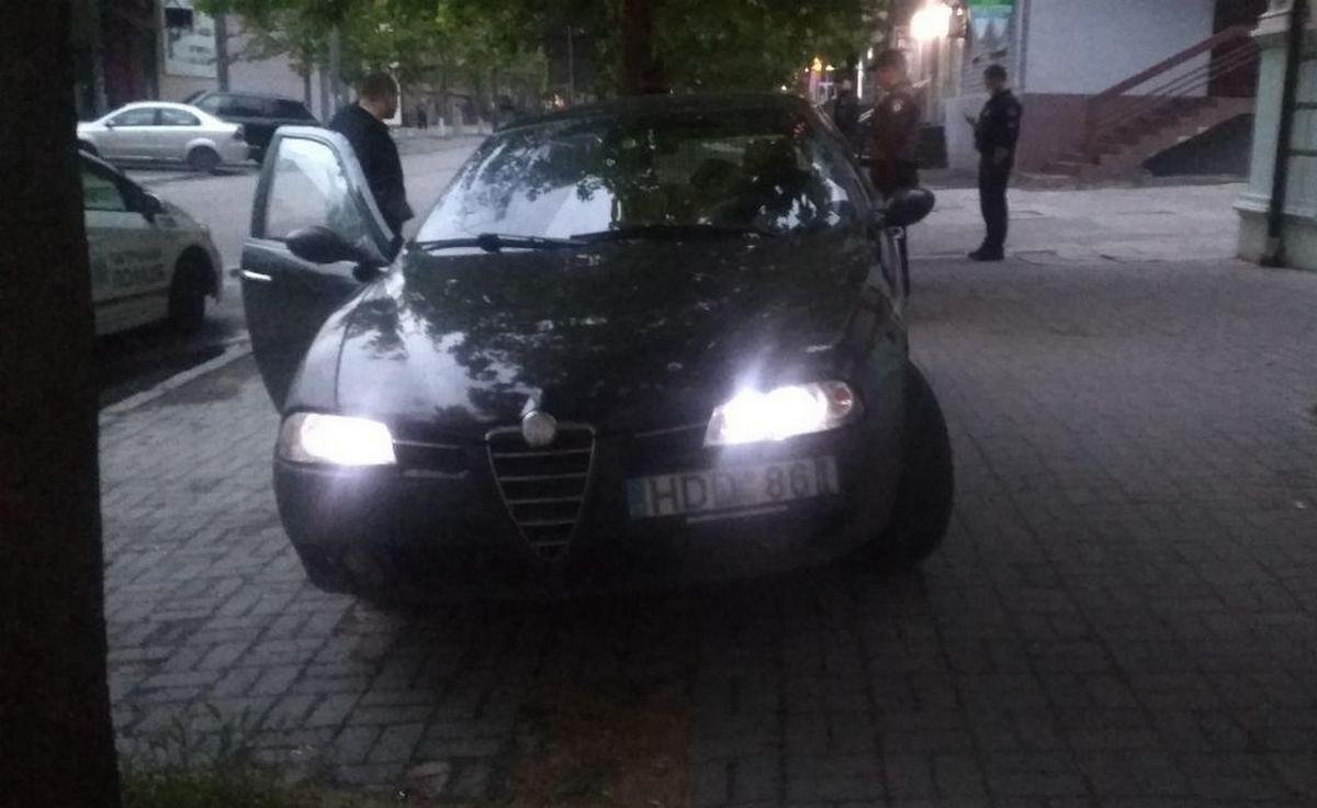 Черный Alfa Romeo патрульные увидели на улице Миронова Черный Alfa Romeo патрульные увидели на улице Миронова