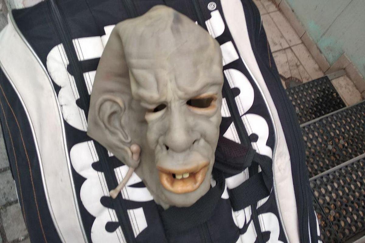 В автомобиле правоохранители нашли несколько резиновых масок В автомобиле правоохранители нашли несколько резиновых масок