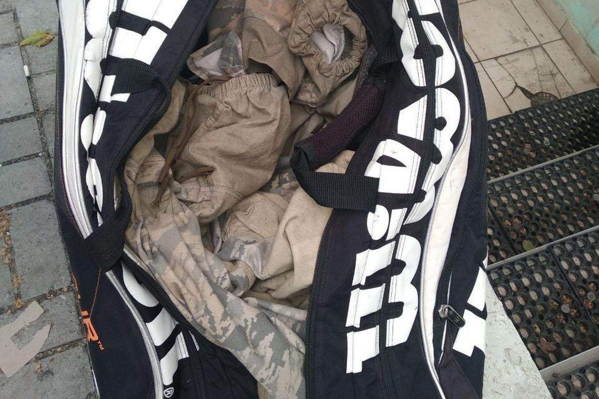 Кроме того, в сумке лежала камуфляжная одежда Кроме того, в сумке лежала камуфляжная одежда