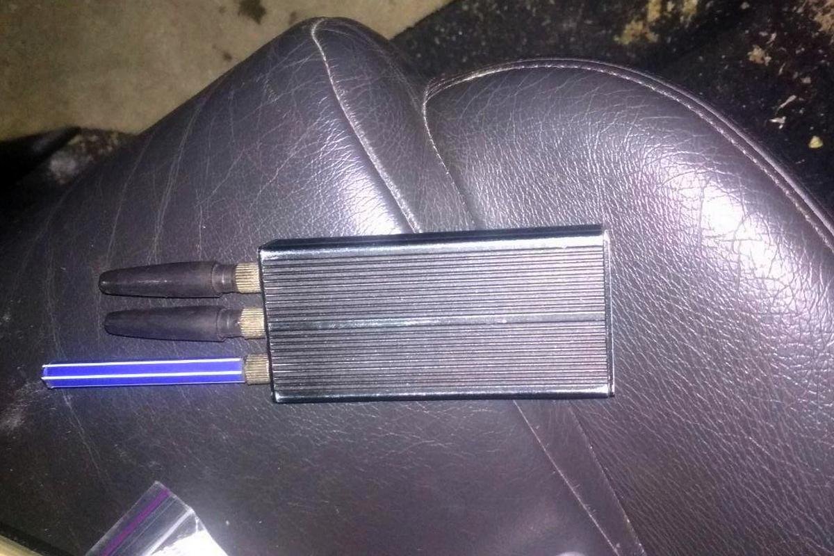 Кроме всего прочего, в машине лежала глушилка радиосвязи Кроме всего прочего, в машине лежала глушилка радиосвязи