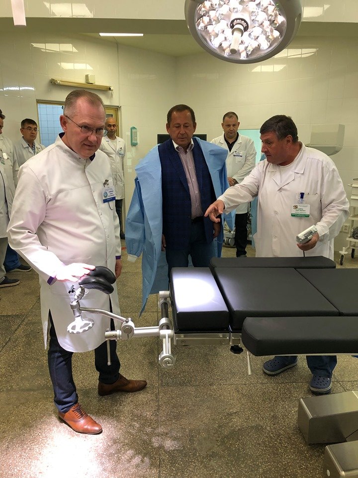 В Днепре больнице Мечникова передали уникальное оборудование для операционной 1