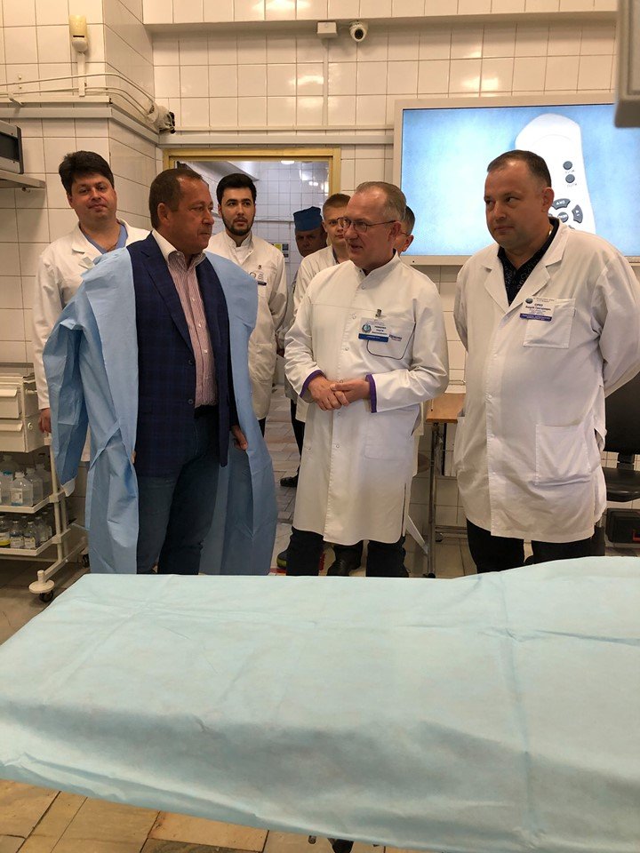 В Днепре больнице Мечникова передали уникальное оборудование для операционной 2