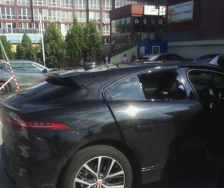 На мужчину напали, когда он сидел в машине На мужчину напали, когда он сидел в машине