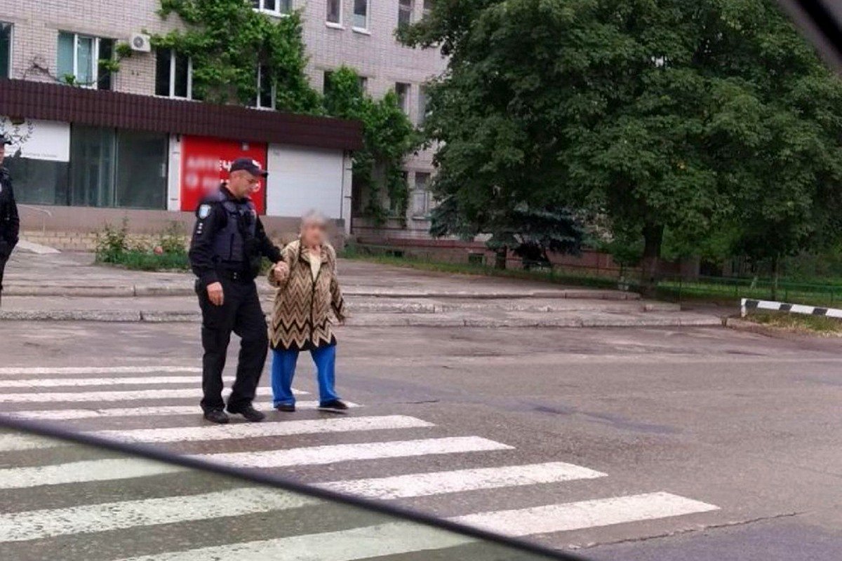 Женщина все пыталась убедить патрульных в том, что она просто вышла прогуляться