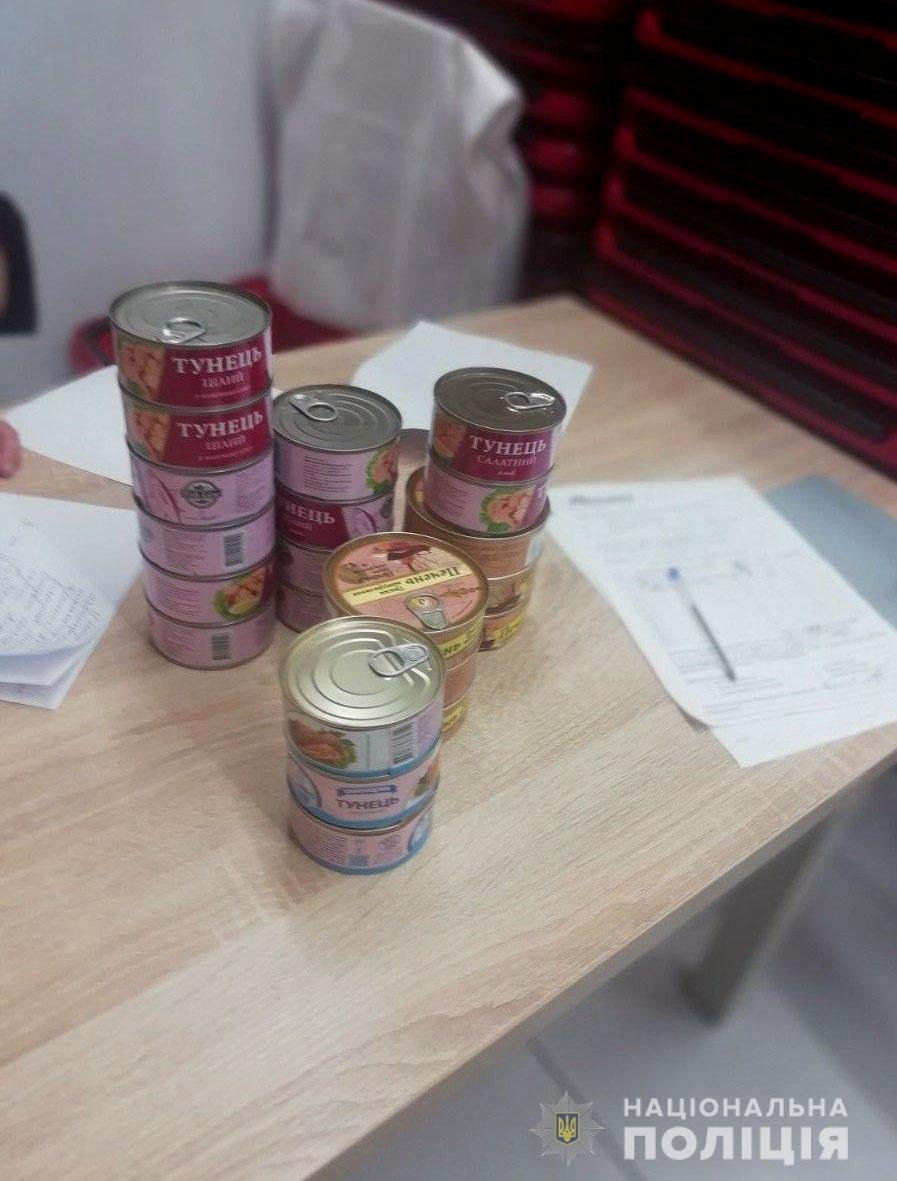 Под верхней одеждой мужчина пытался вынести из гипермаркета 21 банку консервов Под верхней одеждой мужчина пытался вынести из гипермаркета 21 банку консервов