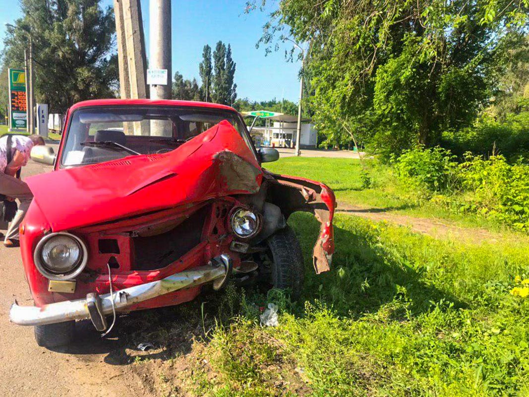 В Днепре на проспекте Богдана Хмельницкого ВАЗ-2102 влетел в столб