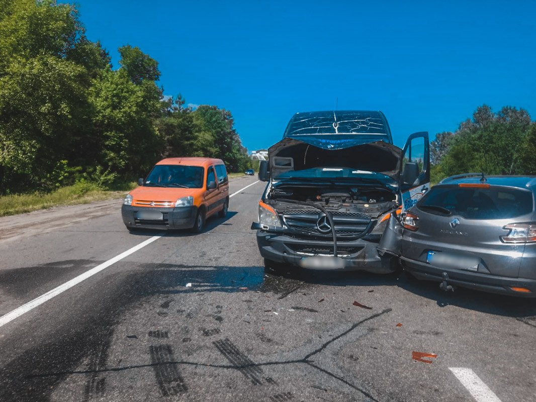 На Полтавском шоссе столкнулись автомобили Mercedes Sprinter и Renault