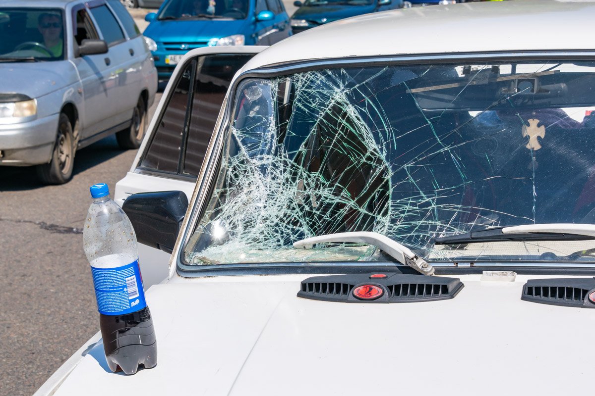 Предварительно, женщина переходила дорогу в неположенном месте