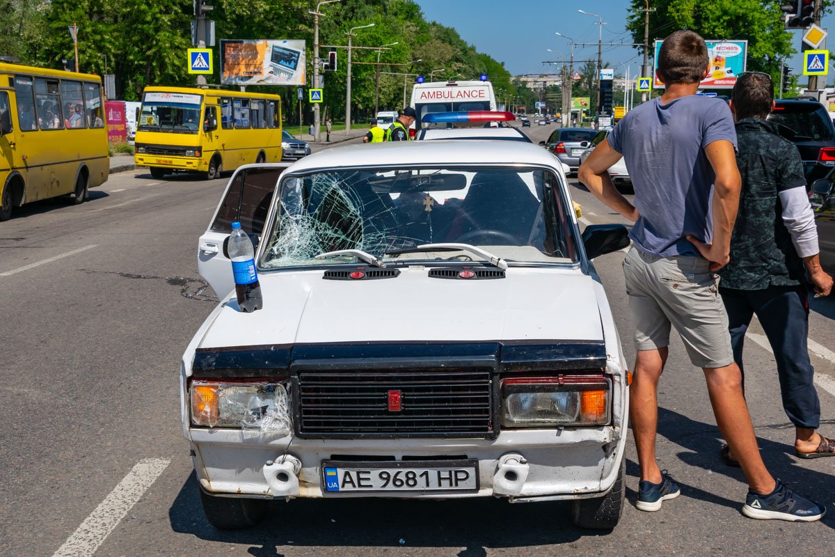 Кроме того, предварительно, она шла на красный сигнал светофора