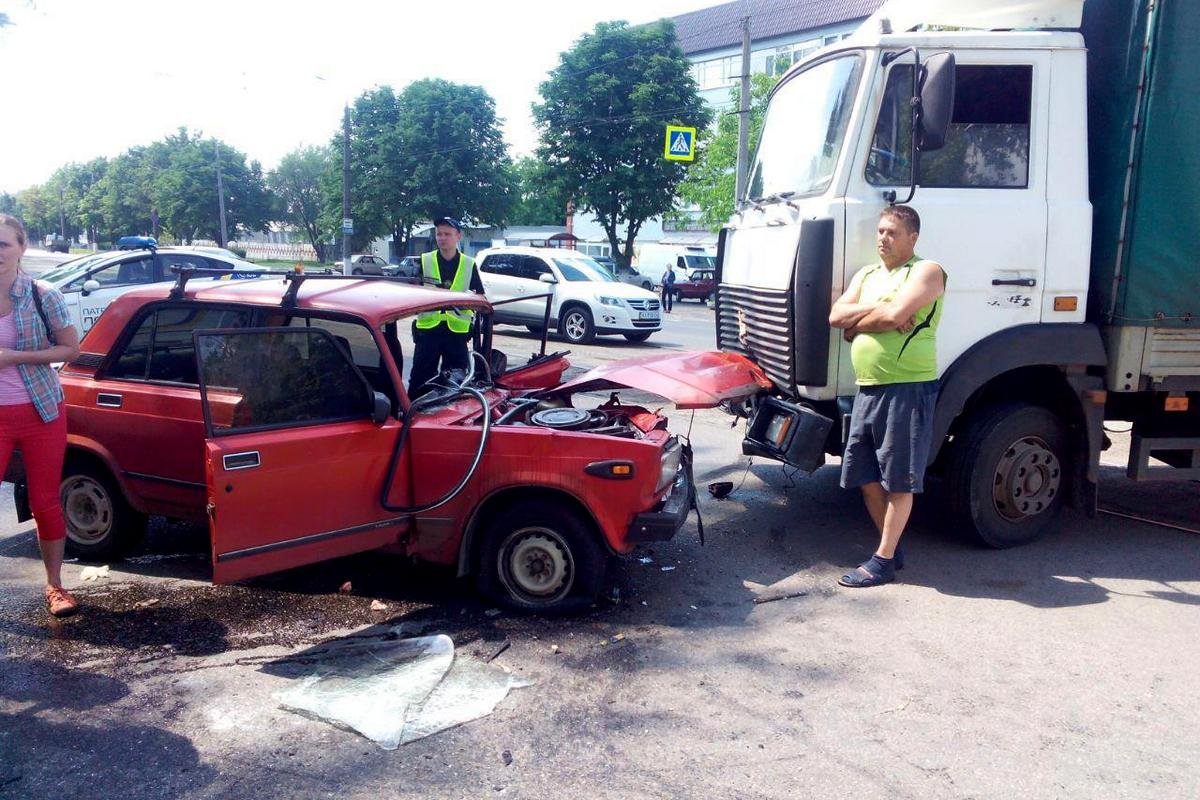 Авария произошла в районе остановки "Завод Полимермаш" на Богдана Хмельницкого