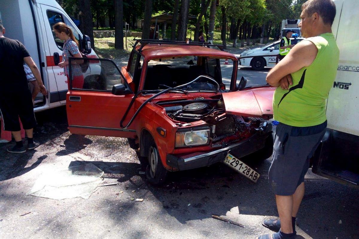 Там столкнулись грузовик и ВАЗ
