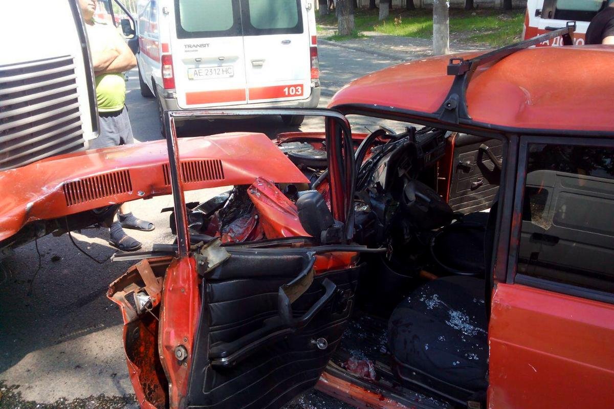 Водителя и пассажира легковушки забрала скорая помощь