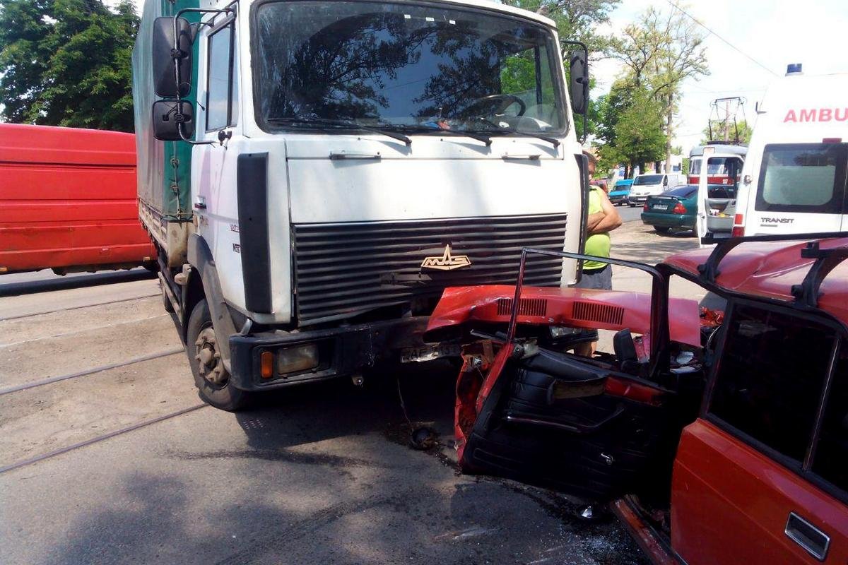 Предварительно, водитель грузовика не предоставил преимущество в движении ВАЗу