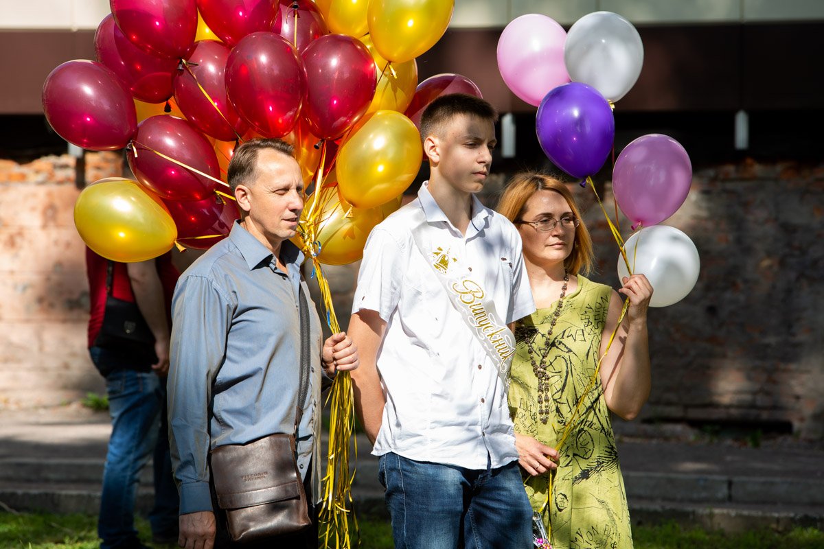 Кажется, родители больше рады выпуску, чем он