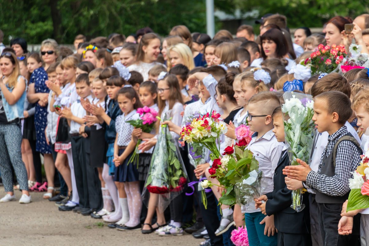Хорошо, когда ты маленький и можешь спрятаться от жаркого солнца за букетом