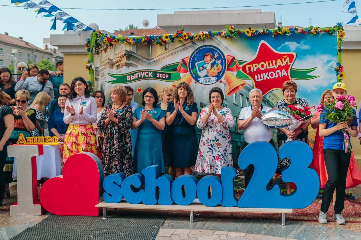 В глазах каждого - гордость вперемешку с грустью