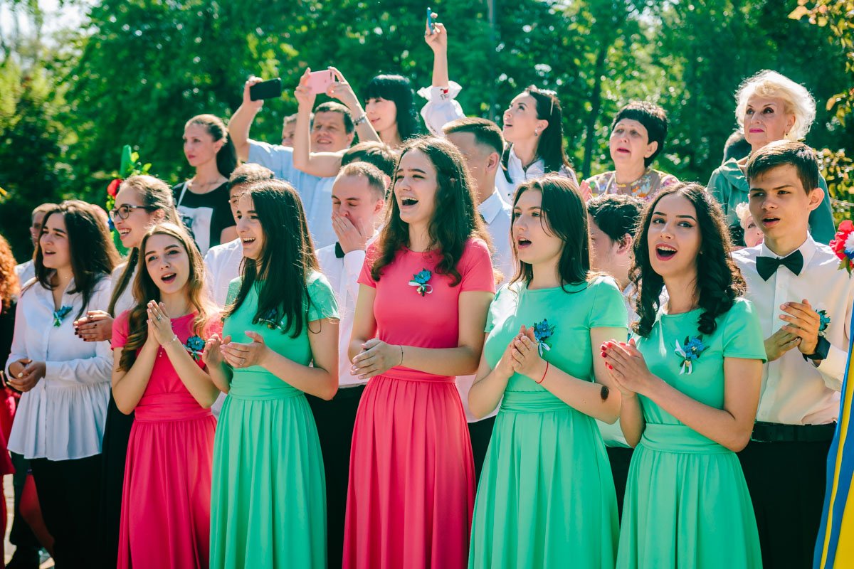 Парень на заднем плане явно не в восторге от происходящего