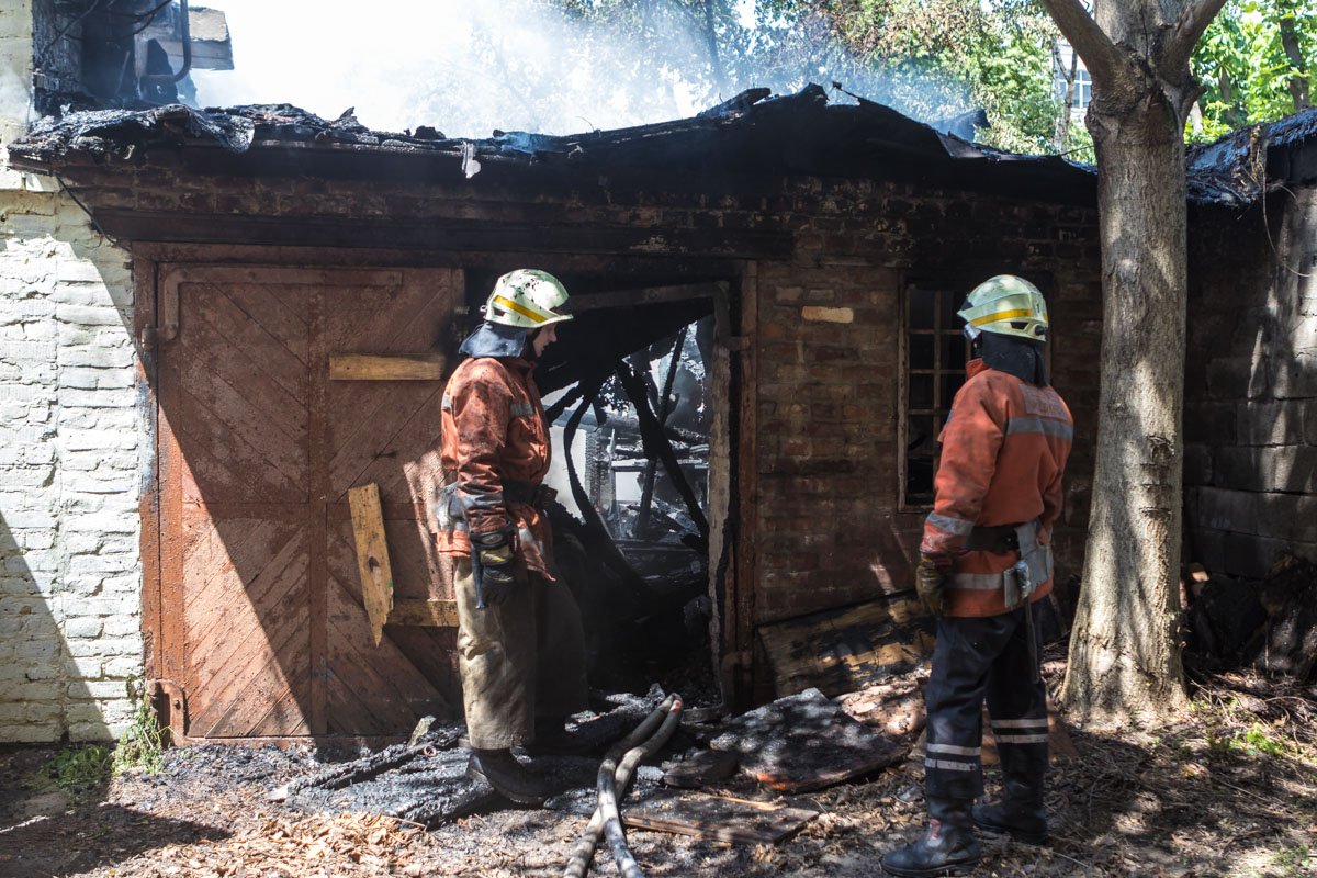 Гараж находится во дворе дома № 20
