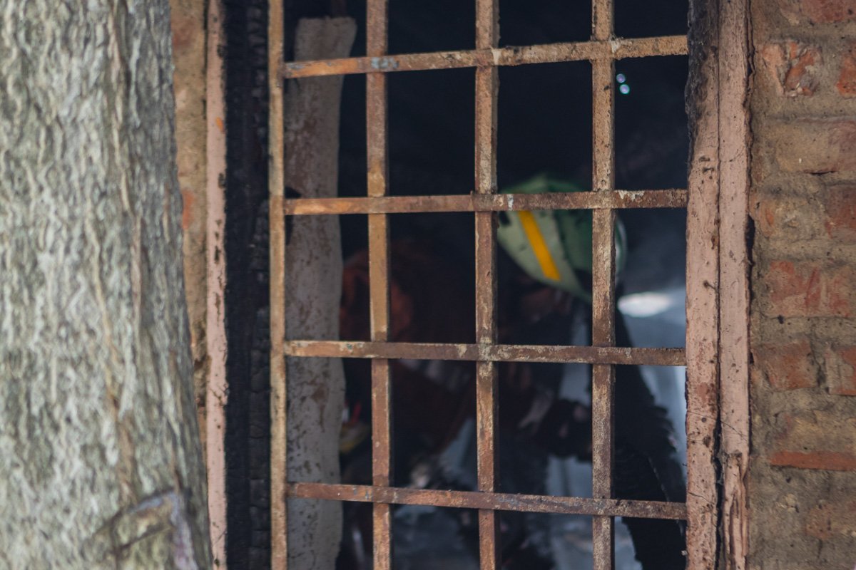 Пламя моментально охватило постройку и за считанные минуты она выгорела дотла