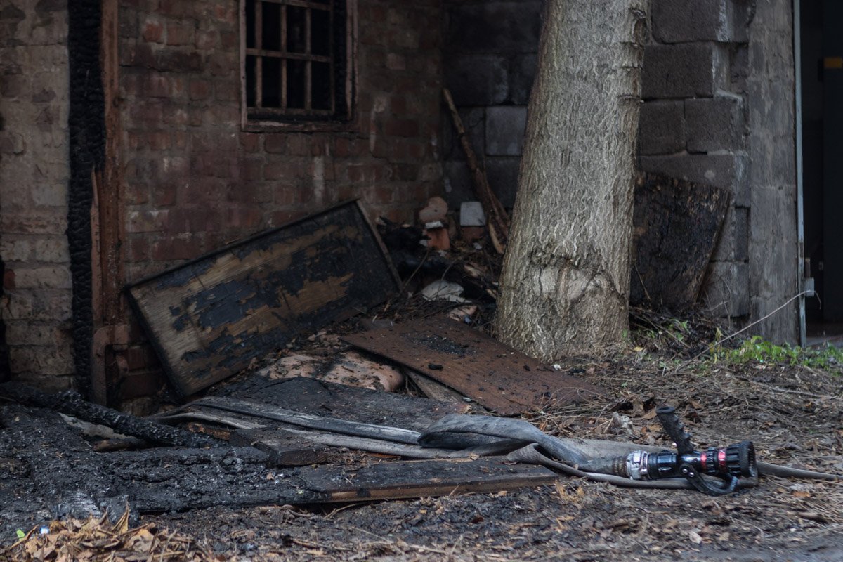 На борьбу с огнем у спасателей ушло около часа