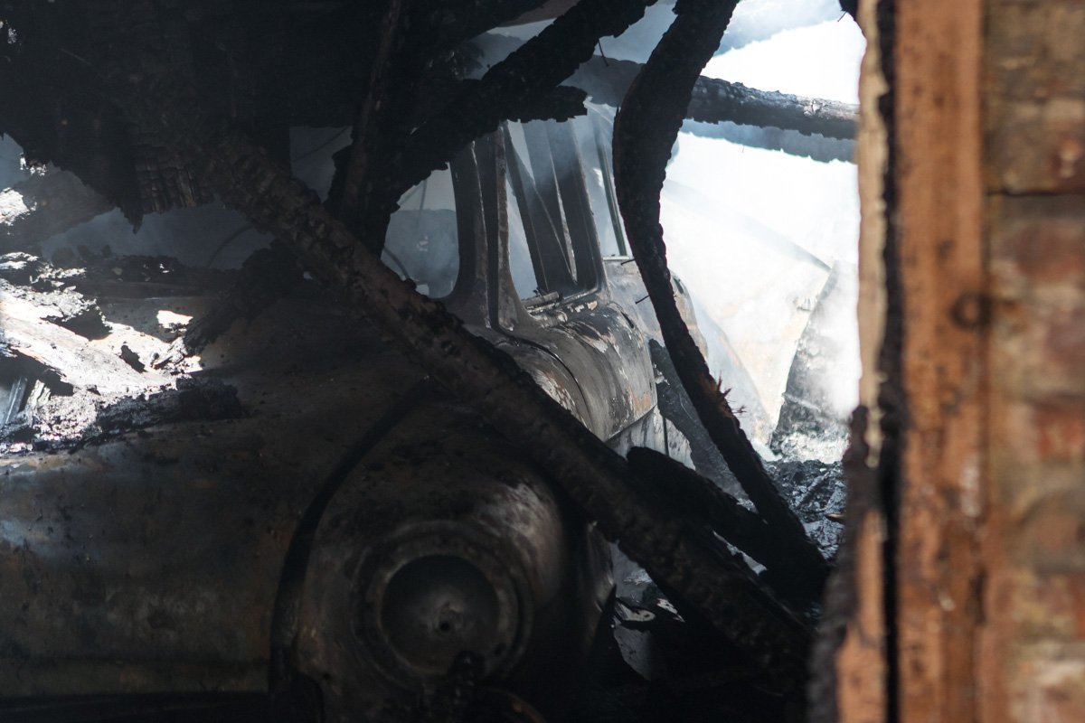 Сгорели даже покрышки