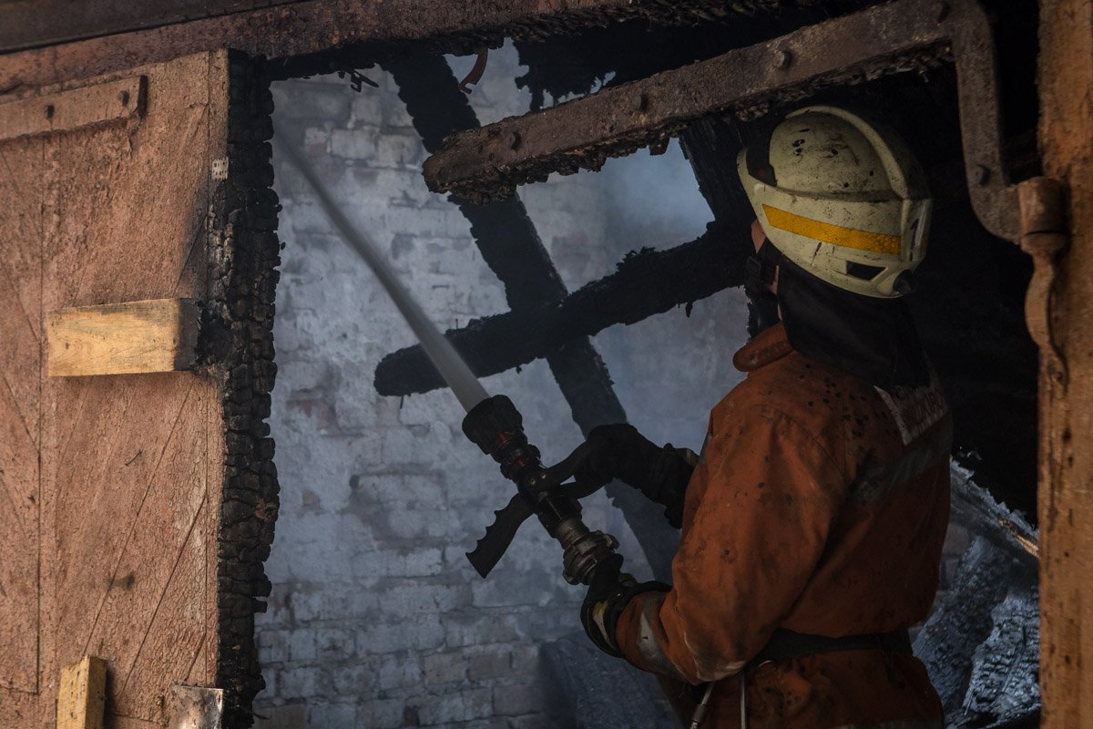 Несмотря на оперативную работу ребят - постройка выгорела полностью