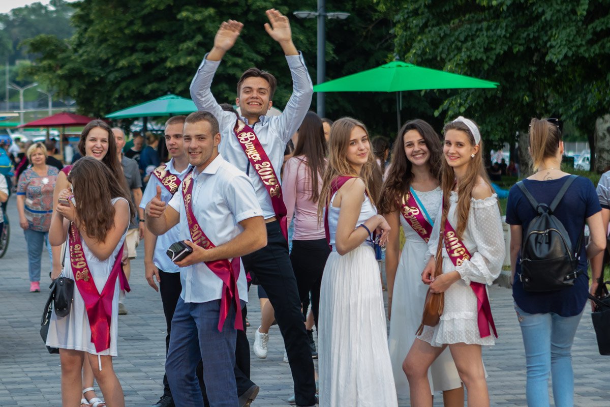 Все рады окончанию школы, но кто-то рад больше всех