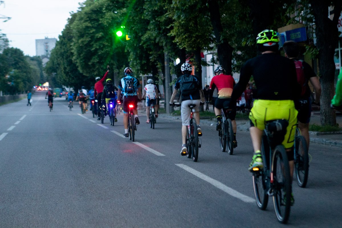 Большинство ребят ехали в шлемах