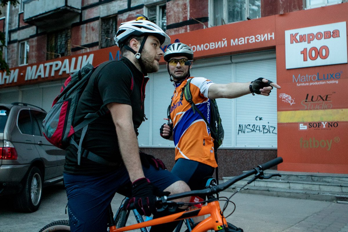 Ребята иногда останавливались, чтобы не потерять никого из участников из виду