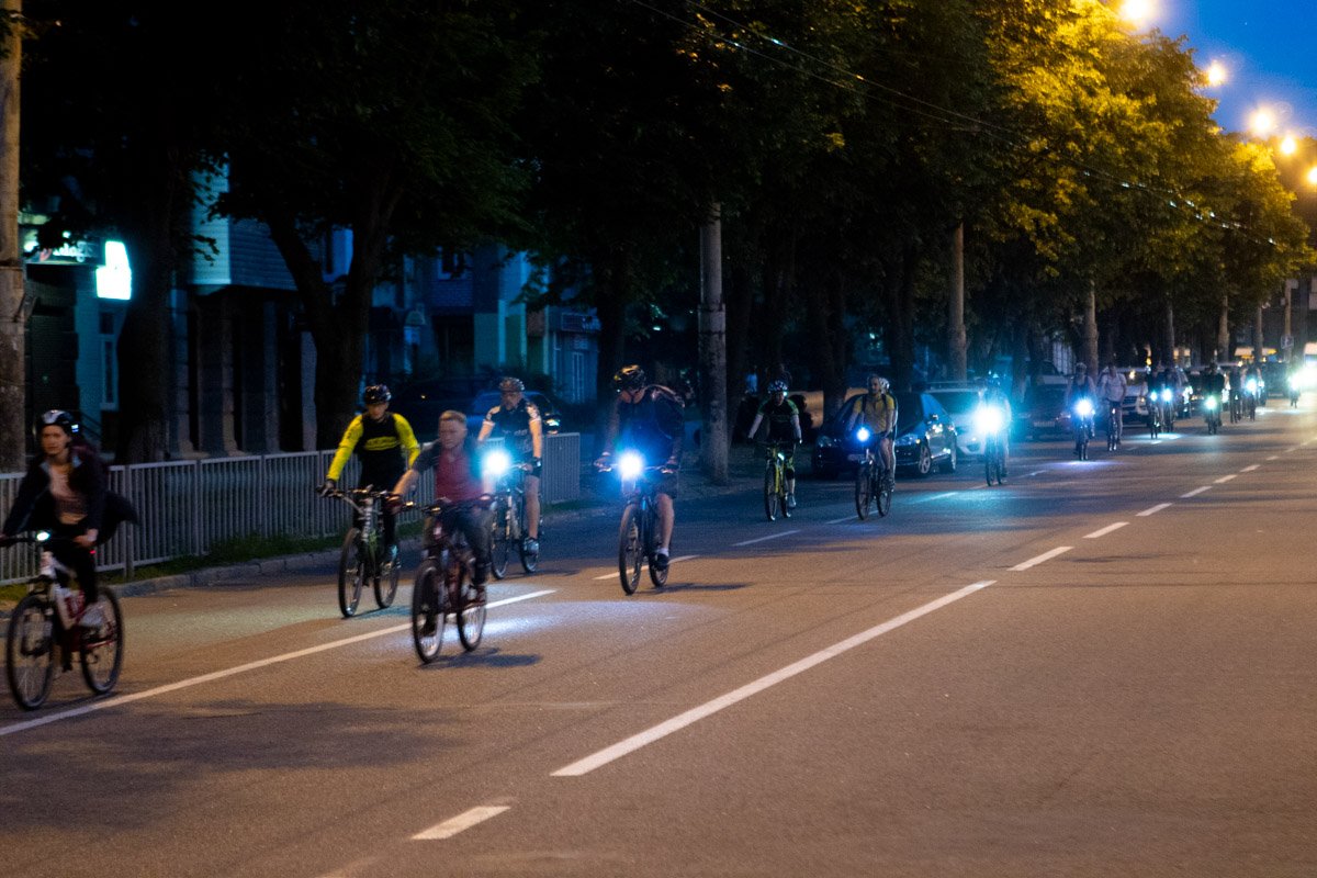 Водители видели велосипедистов и спокойно объезжали 