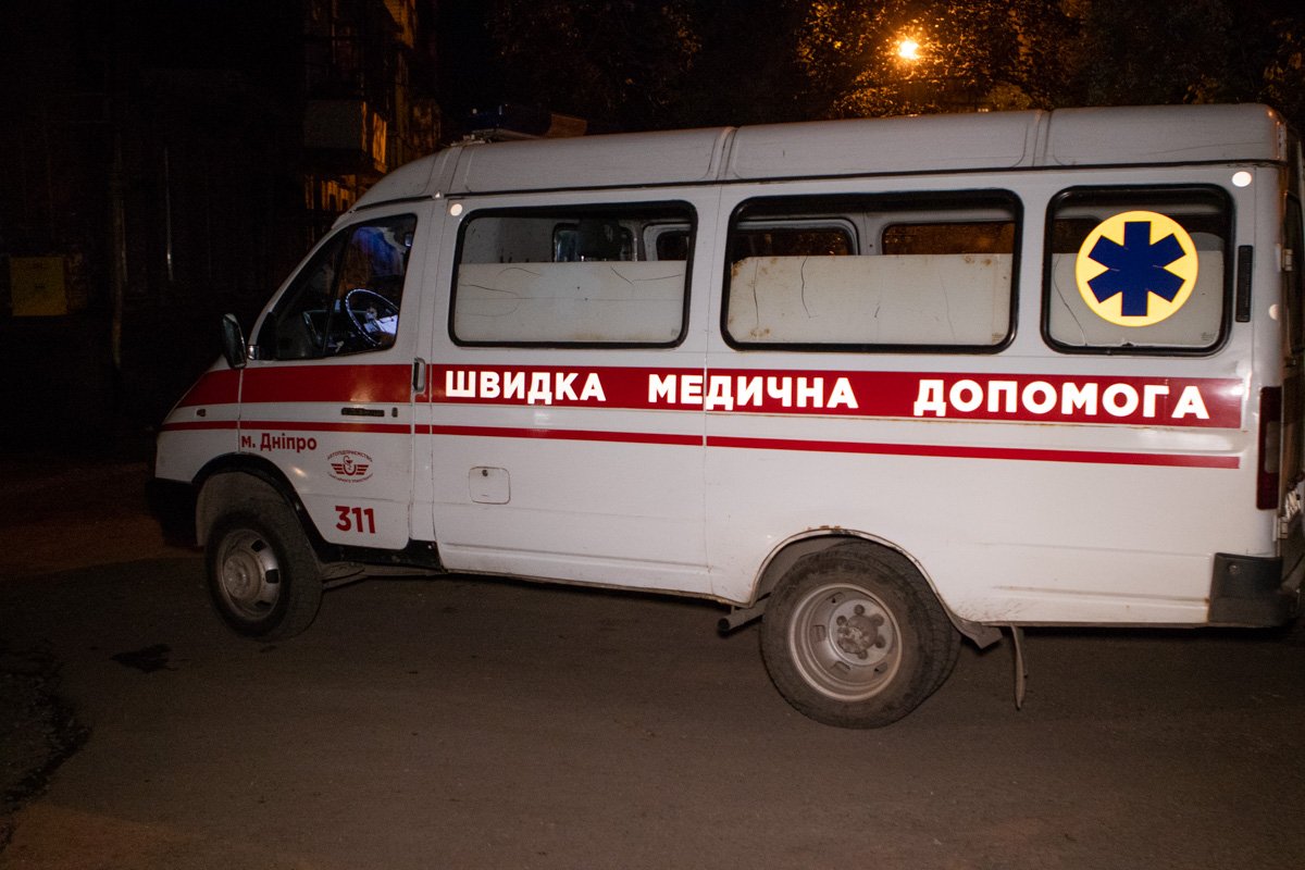 Женщину, прыгнувшую из окна, госпитализировали  Женщину, прыгнувшую из окна, госпитализировали