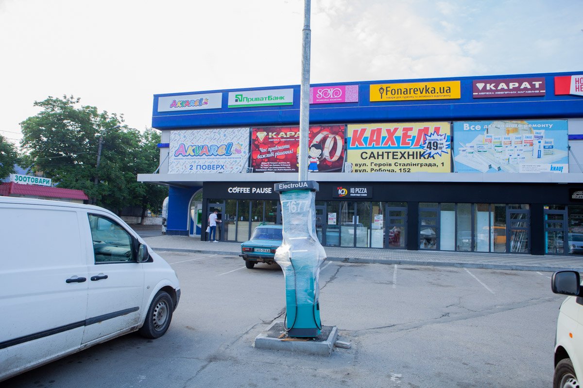 Водитель въехал в электрозаправочную колонку 